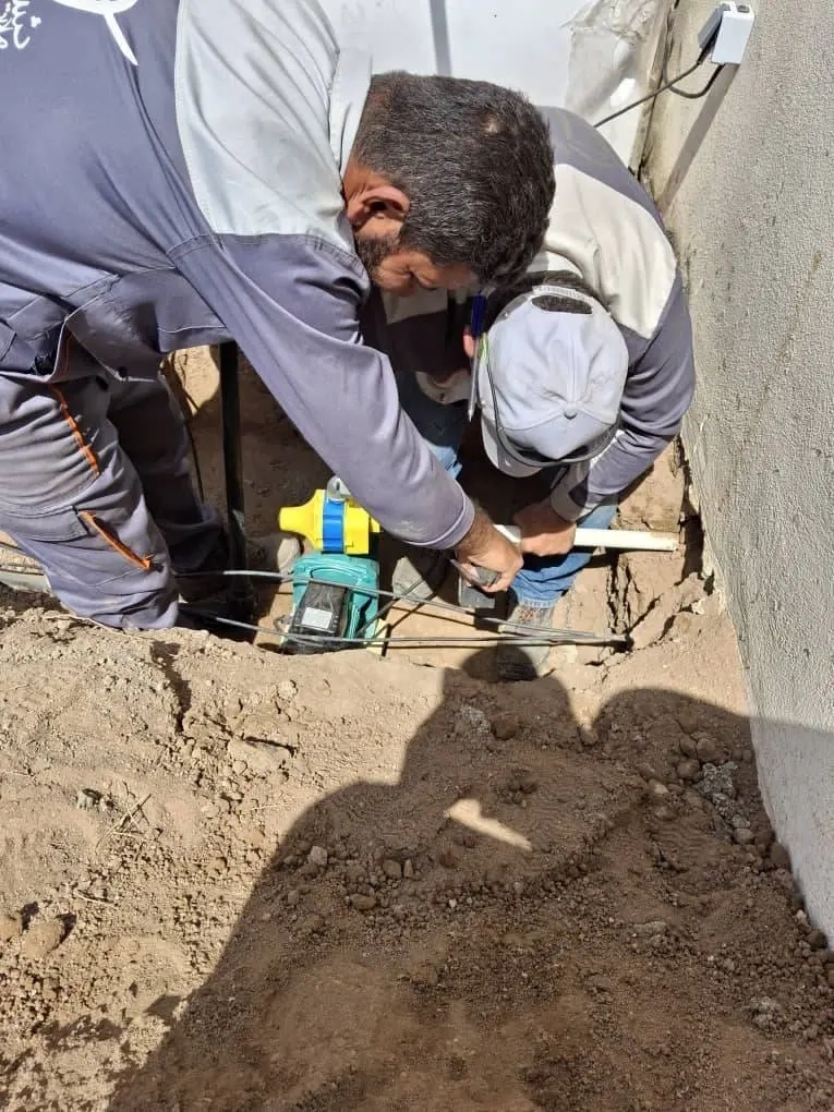 عملیات نصب مخزن و پمپ آب جهت آبیاری محوطه سالن جلسات روباز شرکت ملاردشیر