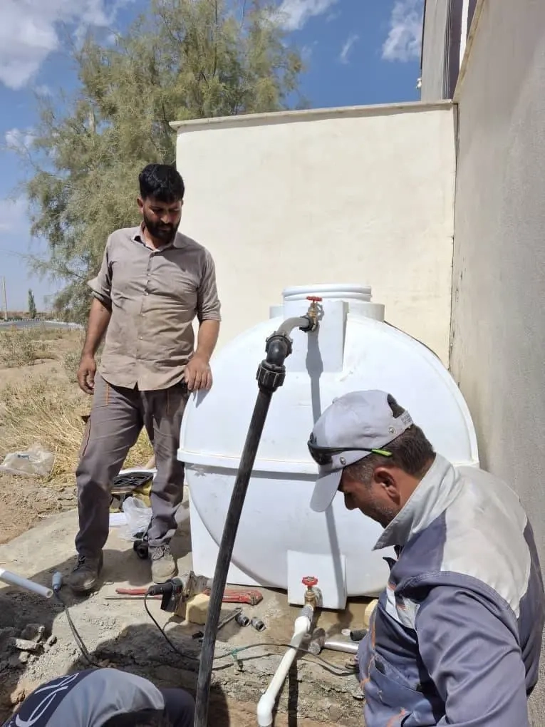 عملیات نصب مخزن و پمپ آب جهت آبیاری محوطه سالن جلسات روباز شرکت ملاردشیر