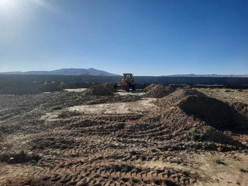 عملیات آماده‌ سازی خاک در محل احداث بیمارستان پروژه 6000 رأسی ملایر