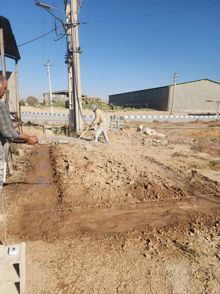 عملیات ساخت اتاق ژنراتور و انتقال تجهیزات به درون این فضا در شرکت ملاردشیر