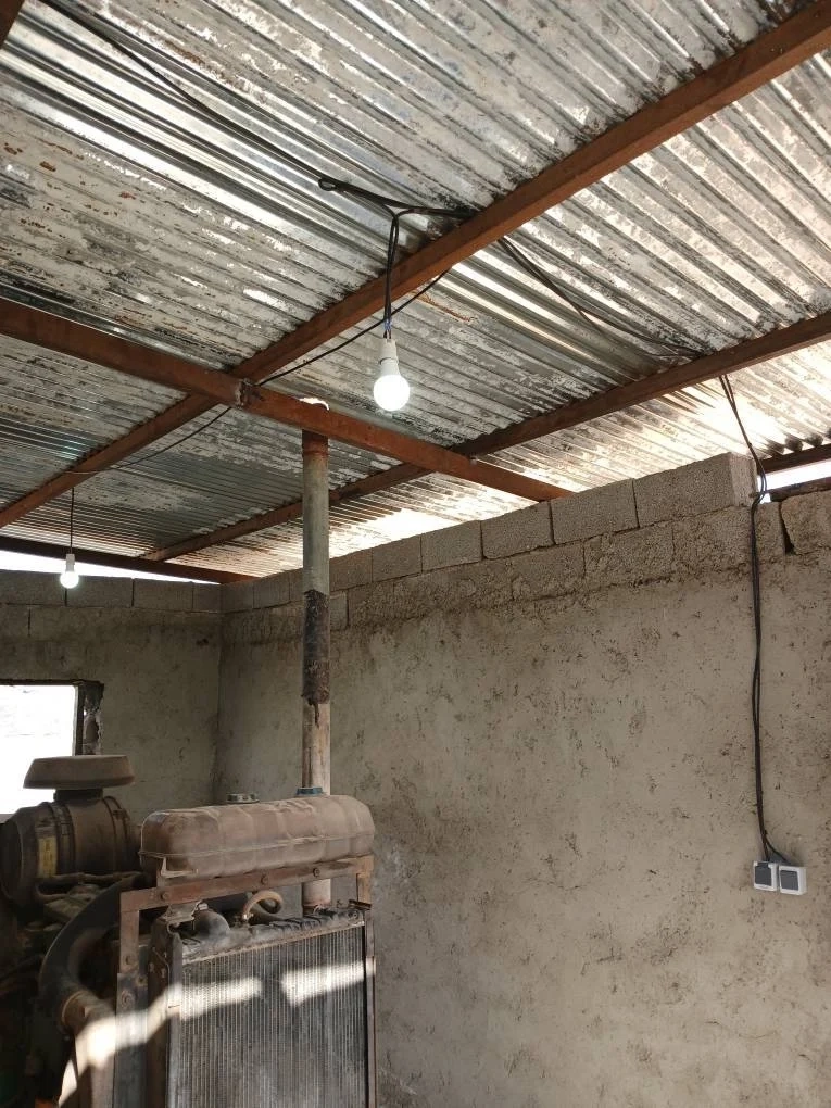 عملیات ساخت اتاق ژنراتور و انتقال تجهیزات به درون این فضا در شرکت ملاردشیر