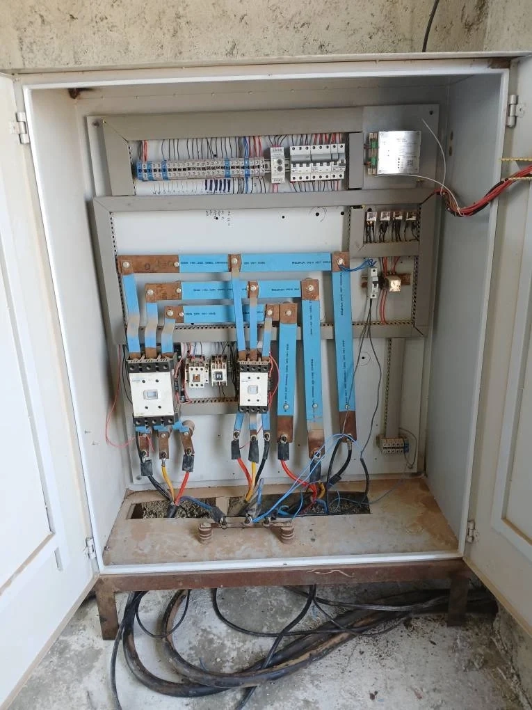 عملیات ساخت اتاق ژنراتور و انتقال تجهیزات به درون این فضا در شرکت ملاردشیر