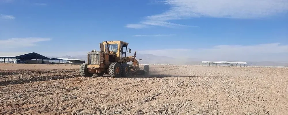 عملیات آماده‌ سازی خاک جهت احداث سیلوهای ذرت 3 و 4 در پروژه 6000 رأسی ملایر