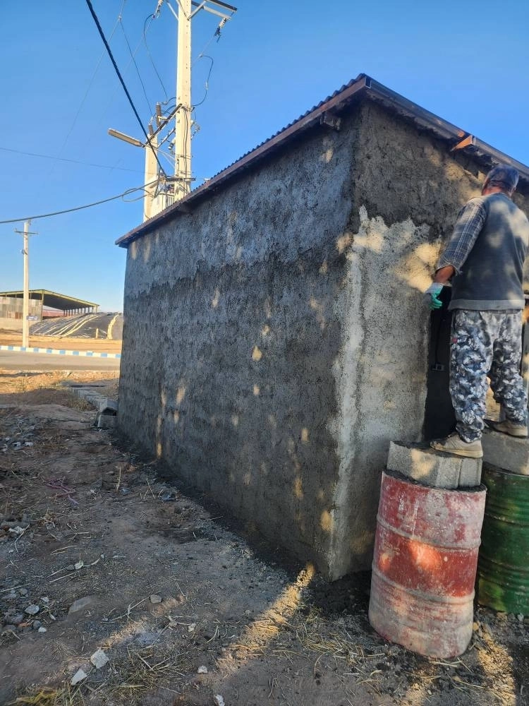 عملیات سیمان‌ کاری اتاق دیزل ژنراتور در شرکت ملاردشیر