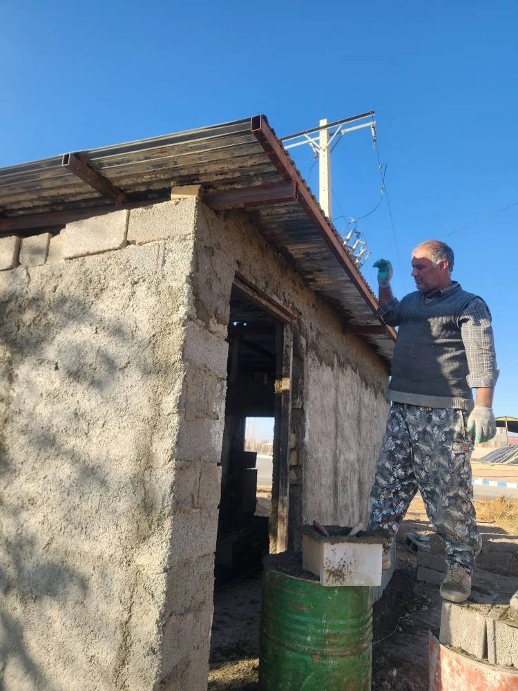 عملیات سیمان‌ کاری اتاق دیزل ژنراتور در شرکت ملاردشیر