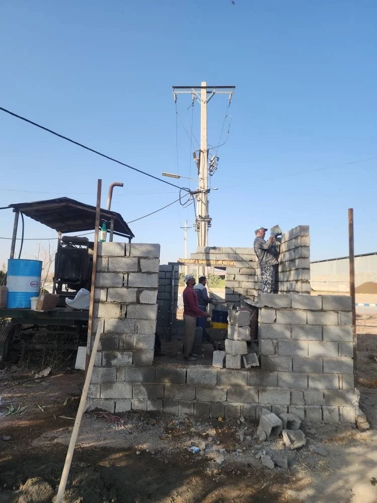 عملیات ساخت اتاق ژنراتور و انتقال تجهیزات به درون این فضا در شرکت ملاردشیر