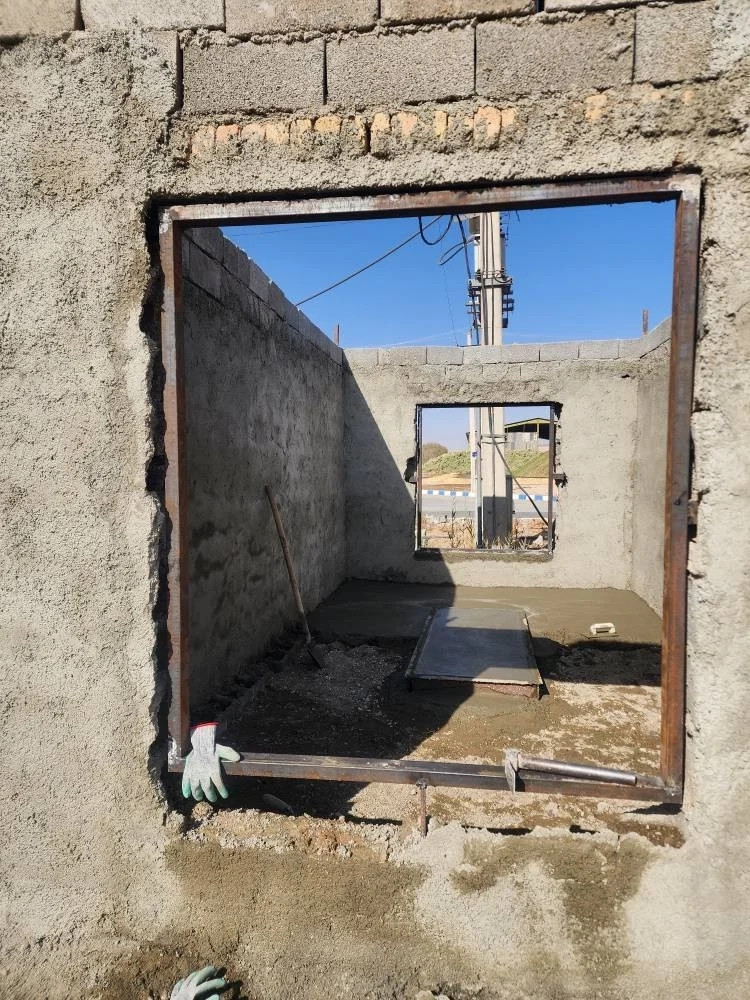 عملیات ساخت اتاق ژنراتور و انتقال تجهیزات به درون این فضا در شرکت ملاردشیر