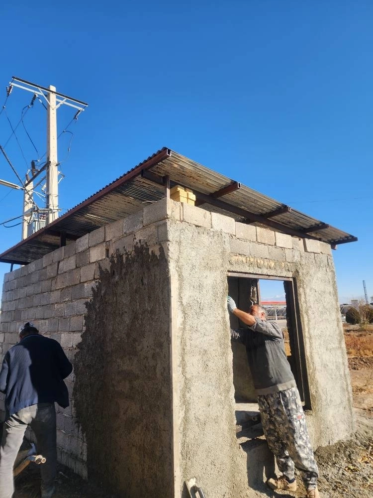 عملیات سیمان‌ کاری اتاق دیزل ژنراتور در شرکت ملاردشیر