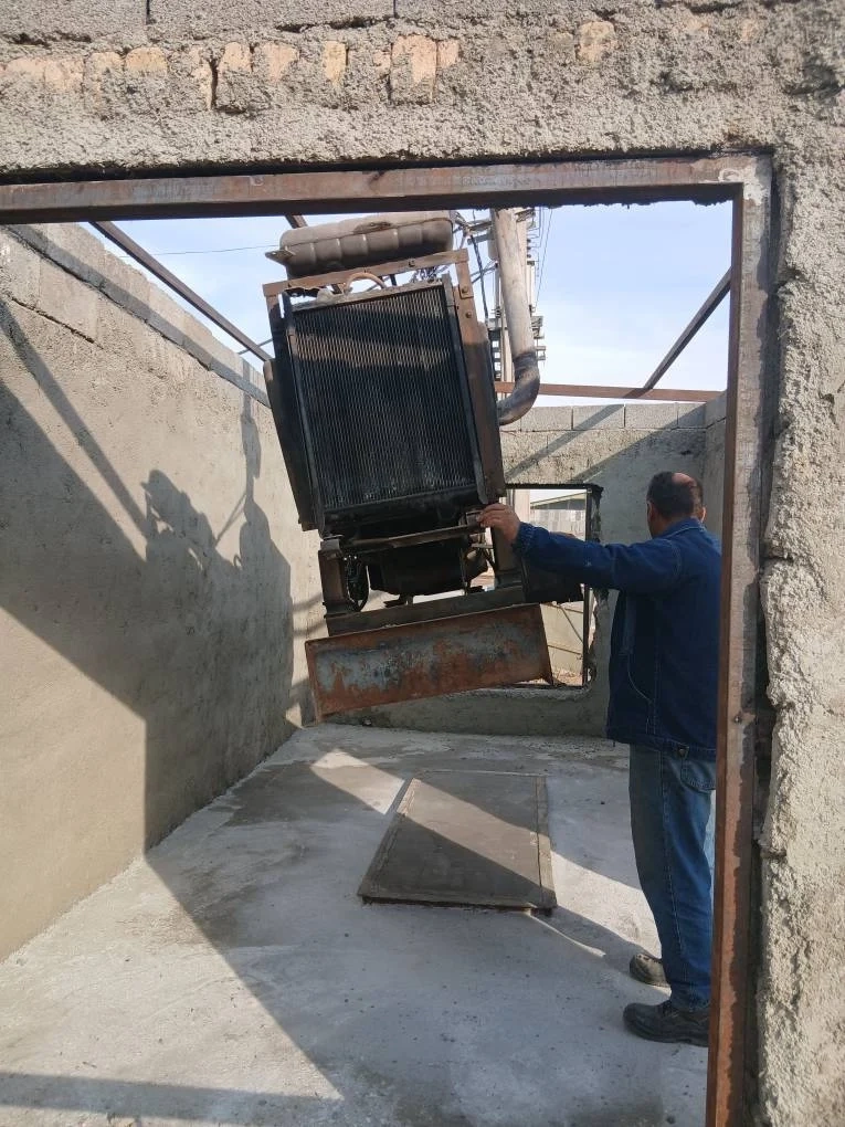 عملیات ساخت اتاق ژنراتور و انتقال تجهیزات به درون این فضا در شرکت ملاردشیر