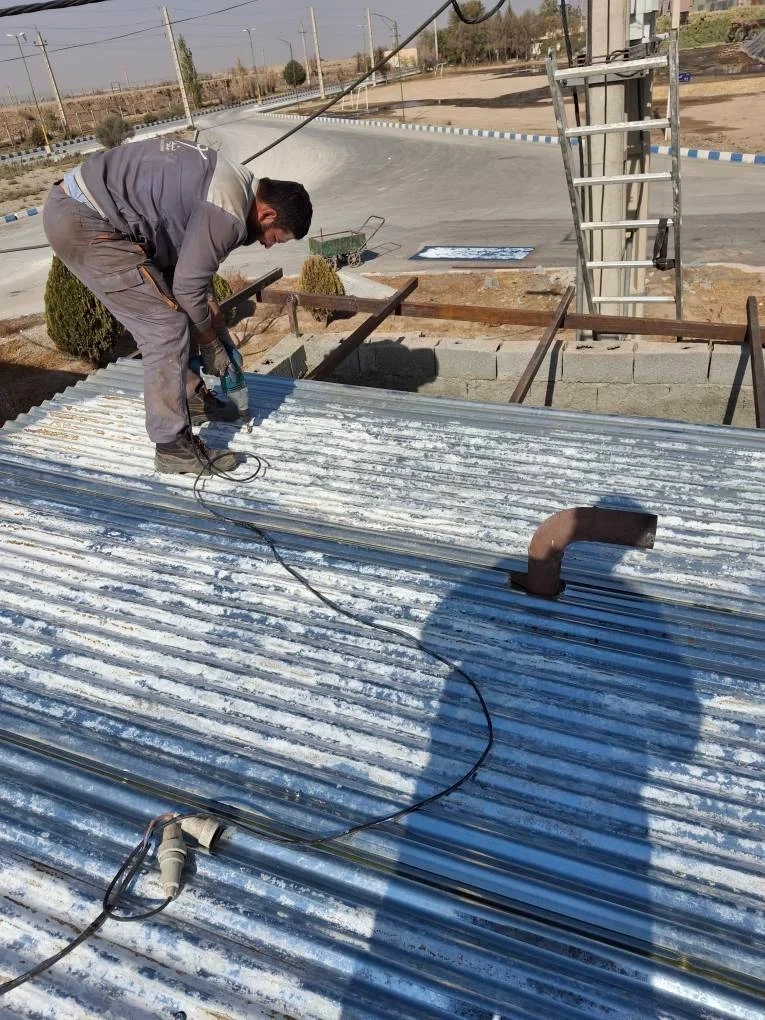 عملیات ساخت اتاق ژنراتور و انتقال تجهیزات به درون این فضا در شرکت ملاردشیر