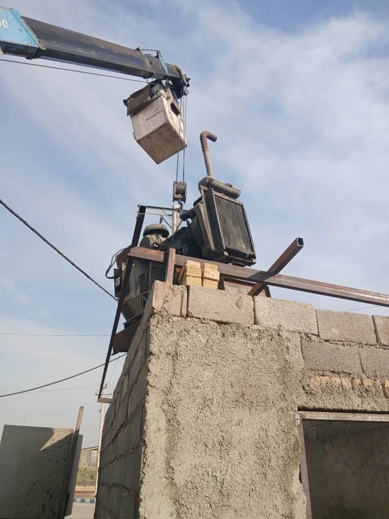 عملیات ساخت اتاق ژنراتور و انتقال تجهیزات به درون این فضا در شرکت ملاردشیر