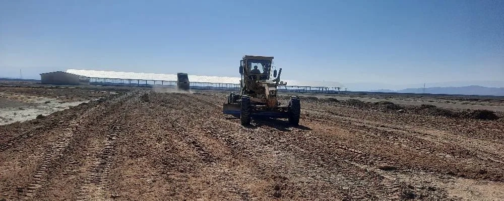 عملیات رگلاژ لایه آخر سالن 19 توسط گریدر در پروژه 6 هزار راسی ملایر