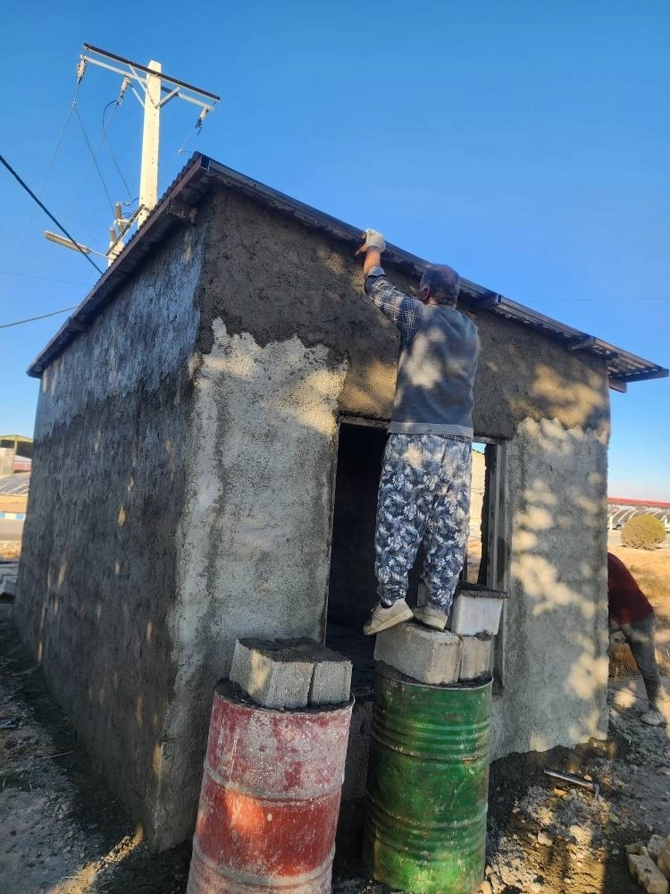 عملیات سیمان‌ کاری اتاق دیزل ژنراتور در شرکت ملاردشیر