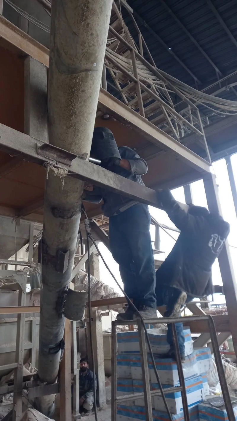 عملیات بهسازی و جوشکاری آوگر تخلیه خوراک در کارخانه قدیم خوراک شرکت ملاردشیر