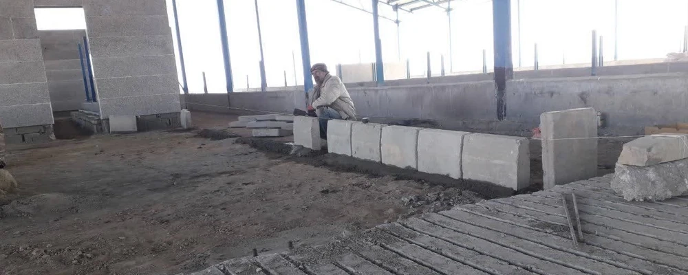 عملیات جدول گذاری راهروی عبور دام در سالن زایشگاه پروژه 6 هزار راسی ملایر