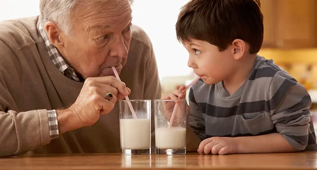 فواید شیر برای سالمندان؛ چرا مصرف منظم شیر در دوران سالمندی ضروری است؟