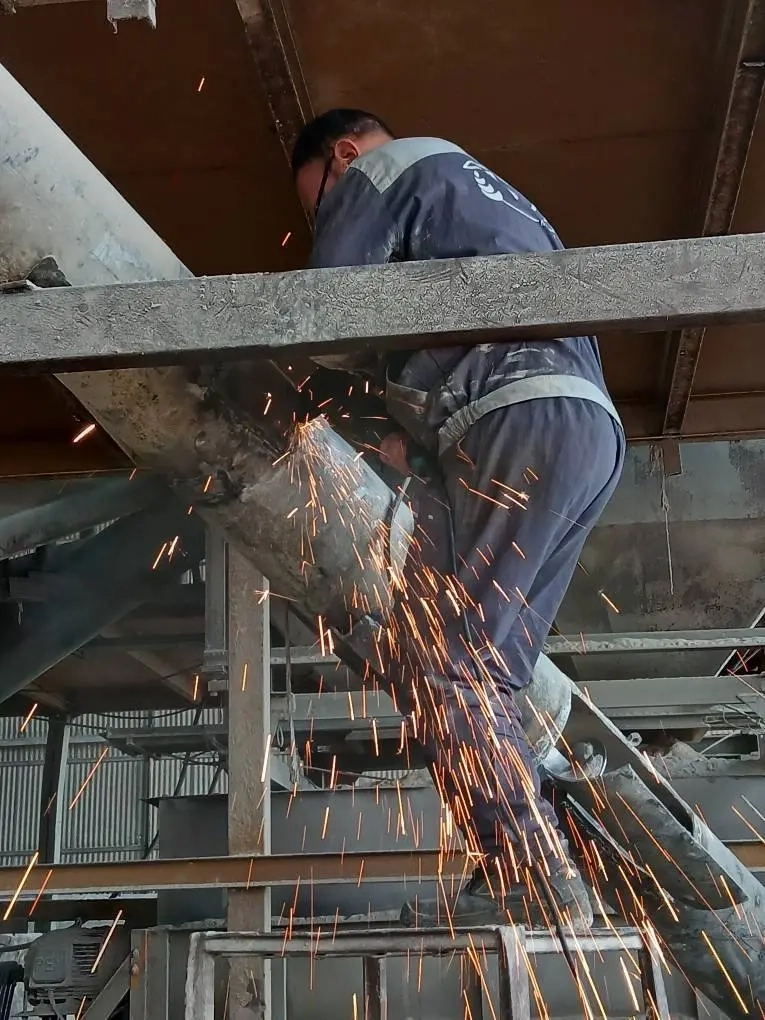 عملیات بهسازی و جوشکاری آوگر تخلیه خوراک در کارخانه قدیم خوراک شرکت ملاردشیر