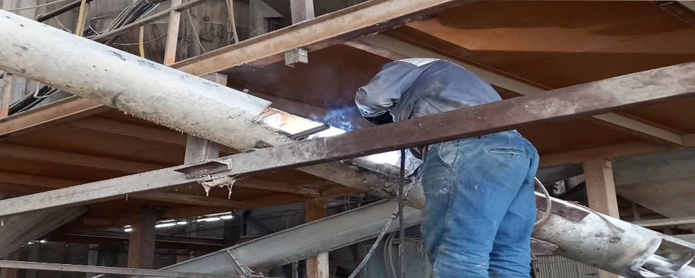 عملیات بهسازی و جوشکاری آوگر تخلیه خوراک در کارخانه قدیم خوراک شرکت ملاردشیر