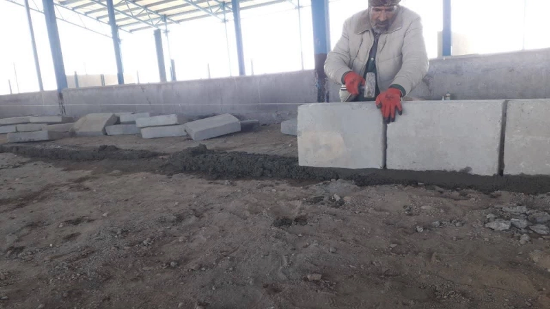 عملیات جدول‌ گذاری راهروی عبور دام در سالن زایشگاه پروژه 6 هزار راسی ملایر