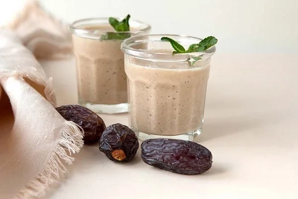 فواید مصرف شیر با پودر هسته خرما؛ یک ترکیب مغذی شگفت‌ انگیز برای سلامتی