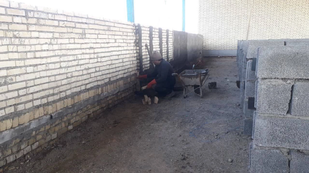 عملیات آسترزنی دیوار ضلع شرقی سالن آغوزخانه در پروژه 6 هزار راسی ملایر