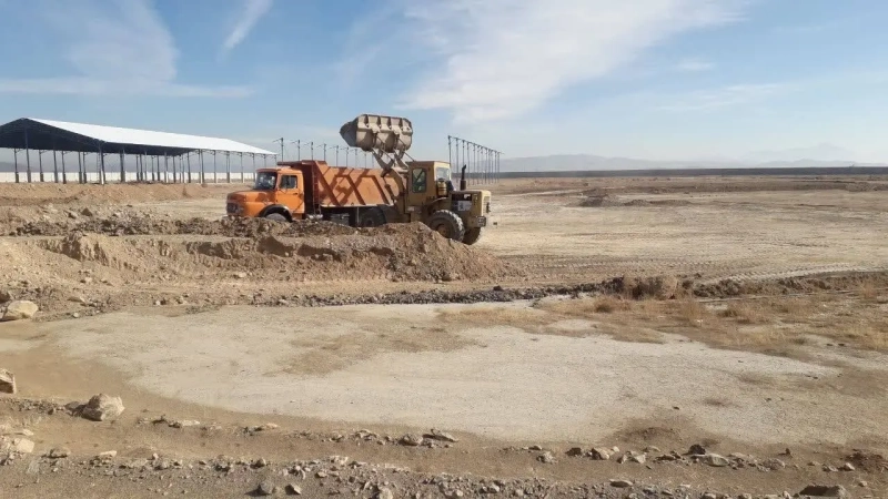 عملیات آماده‌ سازی بستر احداث سالن 31 (بیمارستان) و مسیر دسترسی به سالن شیردوشی در پروژه ملایر 