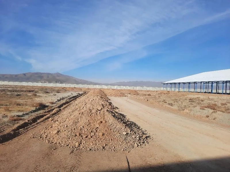 عملیات آماده‌ سازی بستر احداث سالن 31 (بیمارستان) و مسیر دسترسی به سالن شیردوشی در پروژه ملایر 