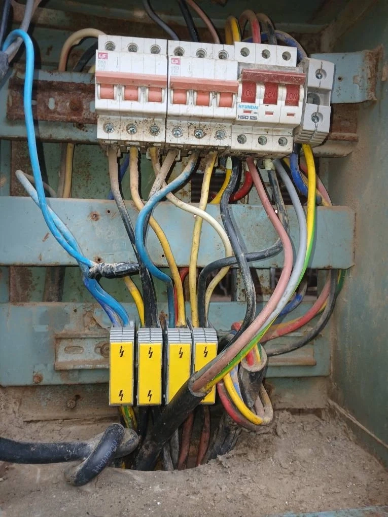 عملیات بازدید فنی و بهسازی عملکرد تابلوهای برق در زیرساخت تأسیسات شرکت ملاردشیر