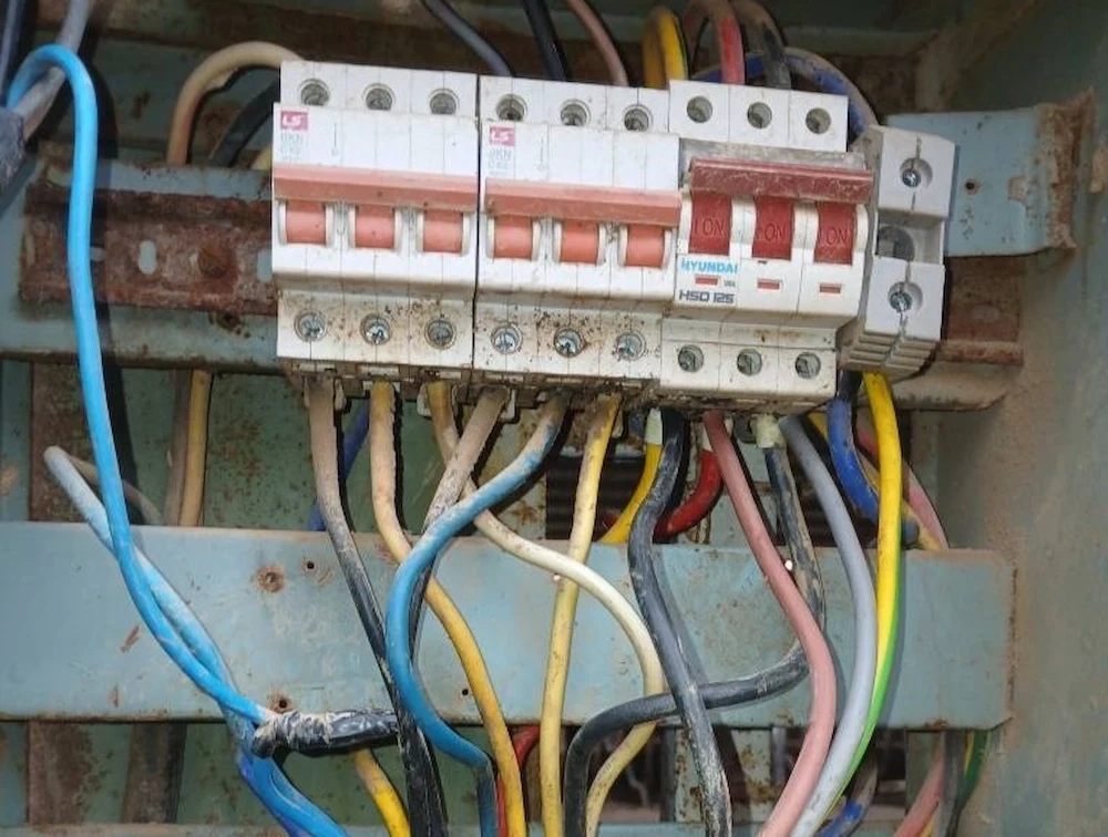 عملیات بازدید فنی و بهسازی عملکرد تابلوهای برق در زیرساخت تأسیسات شرکت ملاردشیر