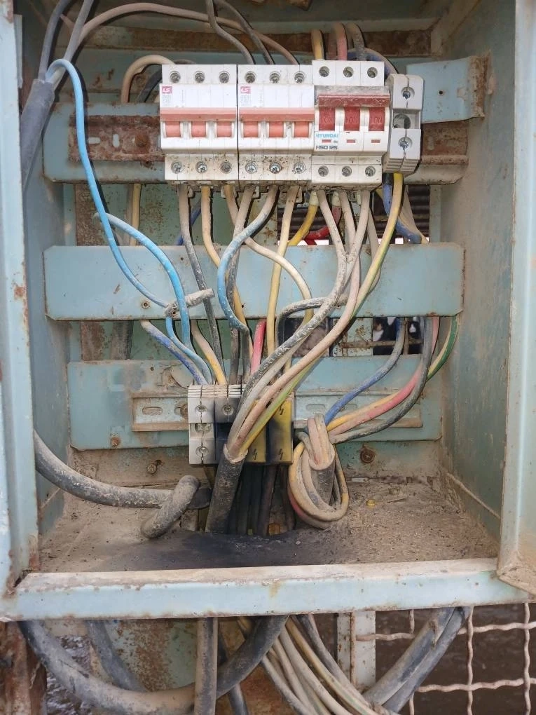 عملیات بازدید فنی و بهسازی عملکرد تابلوهای برق در زیرساخت تأسیسات شرکت ملاردشیر