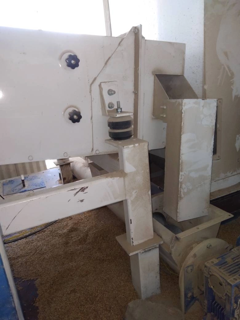 عملیات نصب ورق زیر بوجار جو در کارخانه خوراک‌ سازی شرکت ملاردشیر