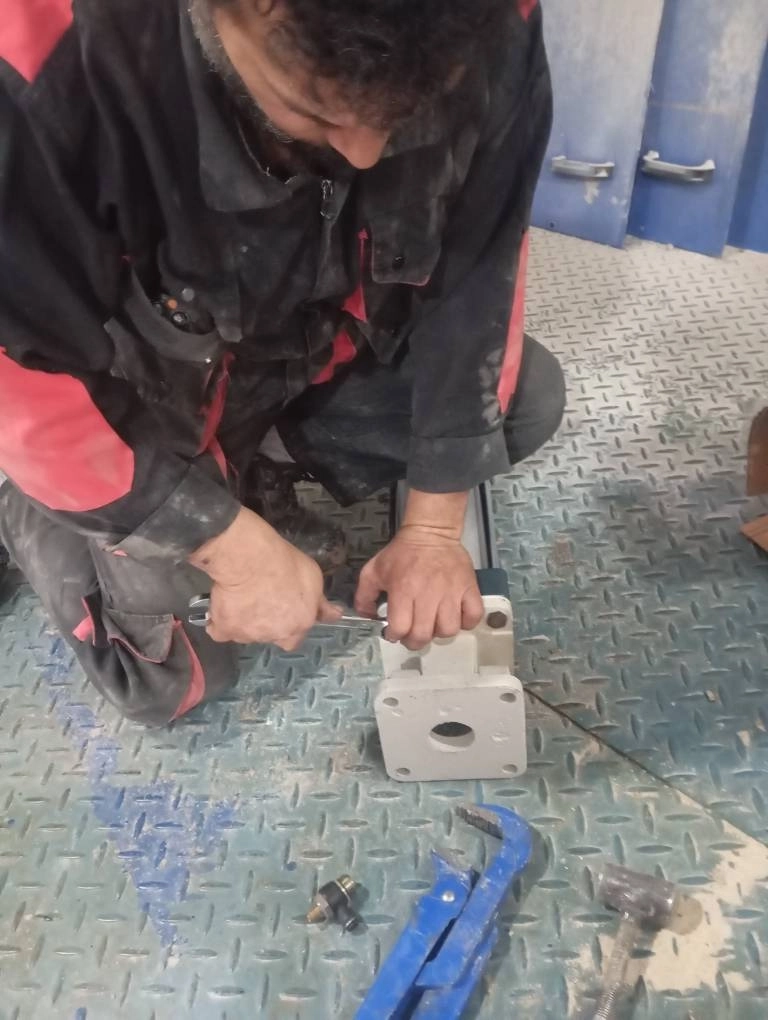 عملیات تعویض جک اصلی میکسر آسیاب در کارخانه خوراک‌ سازی شرکت ملاردشیر