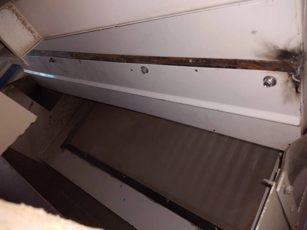 عملیات نصب ورق زیر بوجار جو در کارخانه خوراک سازی شرکت ملاردشیر