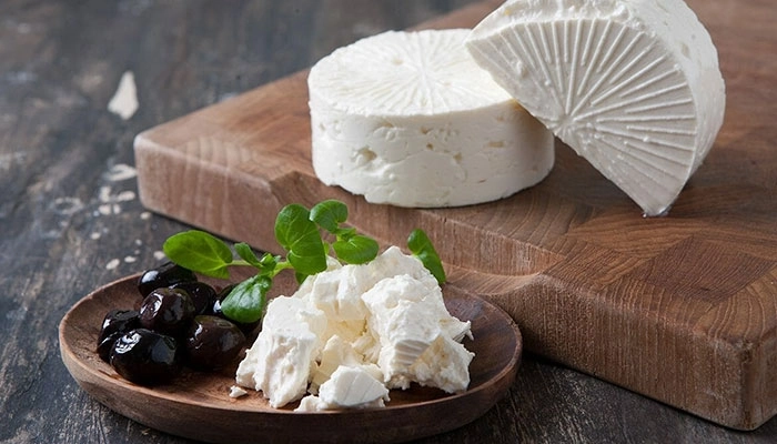 طرز تهیه پنیر سفید خانگی با شیر گاو؛ راهنمای کامل و کاربردی برای تهیه پنیری سالم و طبیعی