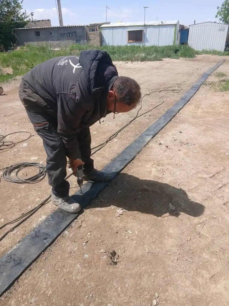 عملیات سایزبندی نوار بالابر و نصب کاسه‌های انتقال مواد در کارخانه خوراک شرکت ملاردشیر