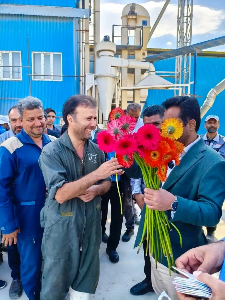 کارگران خط مقدم امنیت غذایی؛ قدردانی مدیرعامل ملارد شیر در روز کارگر