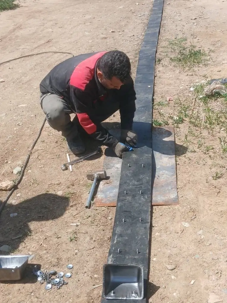 عملیات سایزبندی نوار بالابر و نصب کاسه‌های انتقال مواد در کارخانه خوراک شرکت ملاردشیر