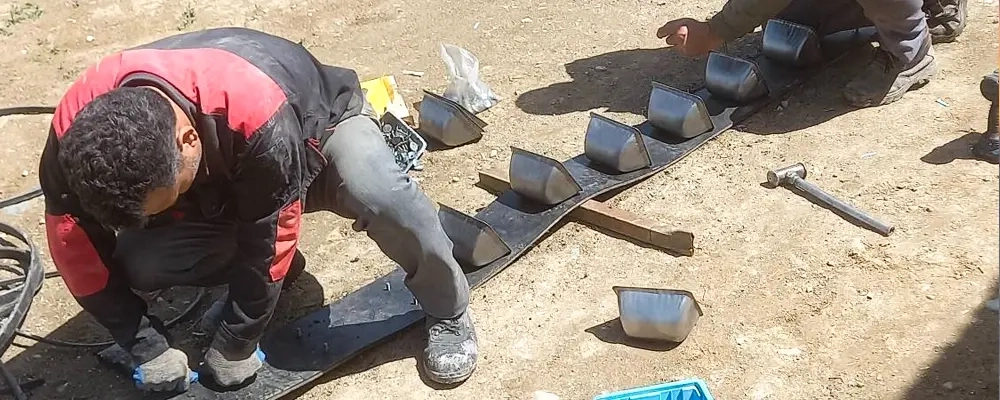 عملیات سایزبندی نوار بالابر و نصب کاسههای انتقال مواد در کارخانه خوراک شرکت ملاردشیر