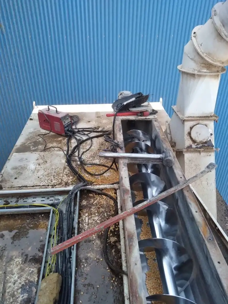 عملیات تعمیر و نگهداری فیدر شارژ مخازن اولیه در کارخانه خوراک شرکت ملاردشیر