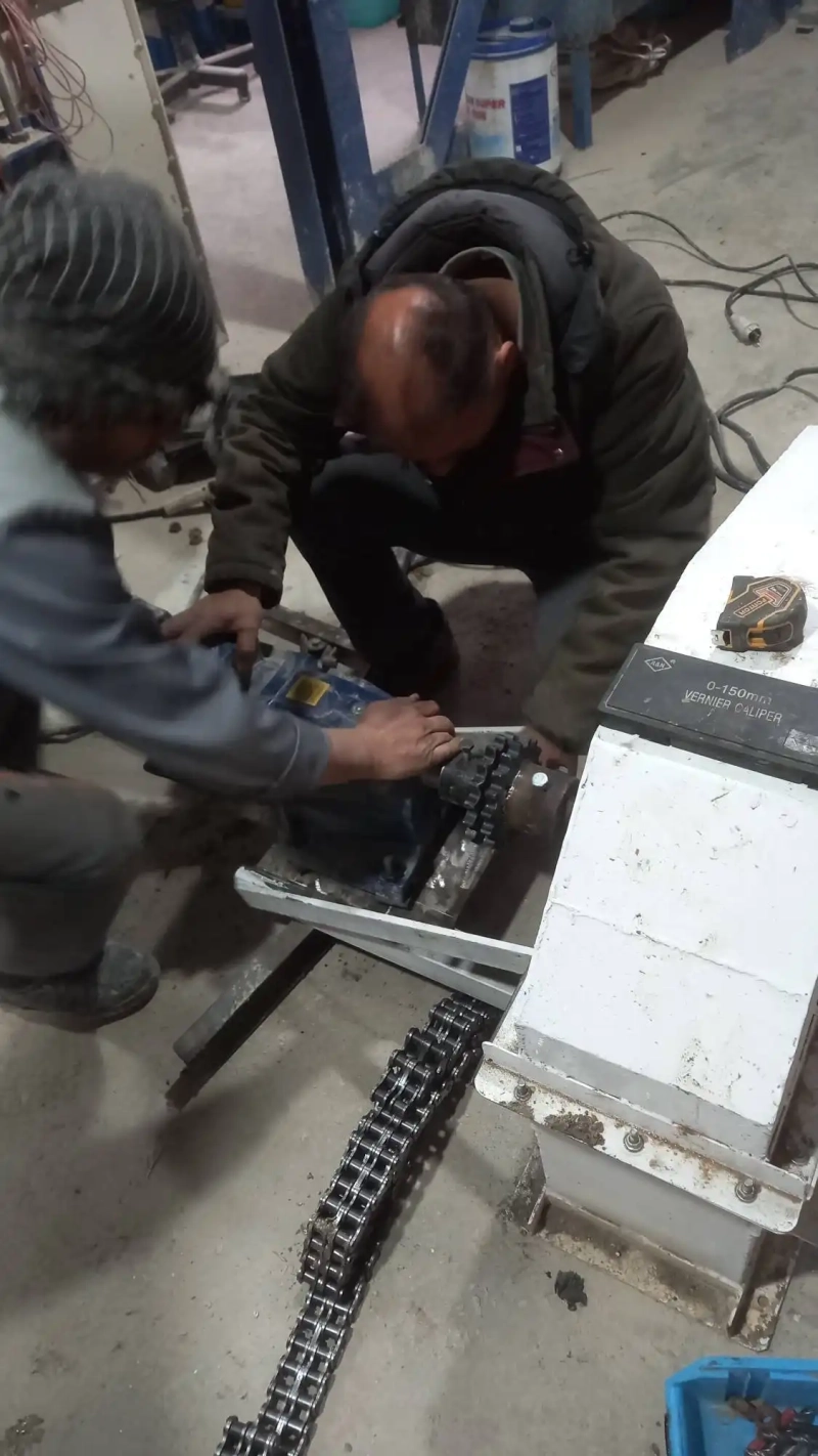 عملیات نصب و کوپل کردن الکتروموتورهای الواتور و اوگر زیر میکسر کارخانه خوراک شرکت ملاردشیر
