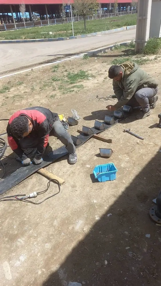 عملیات سایزبندی نوار بالابر و نصب کاسه‌های انتقال مواد در کارخانه خوراک شرکت ملاردشیر