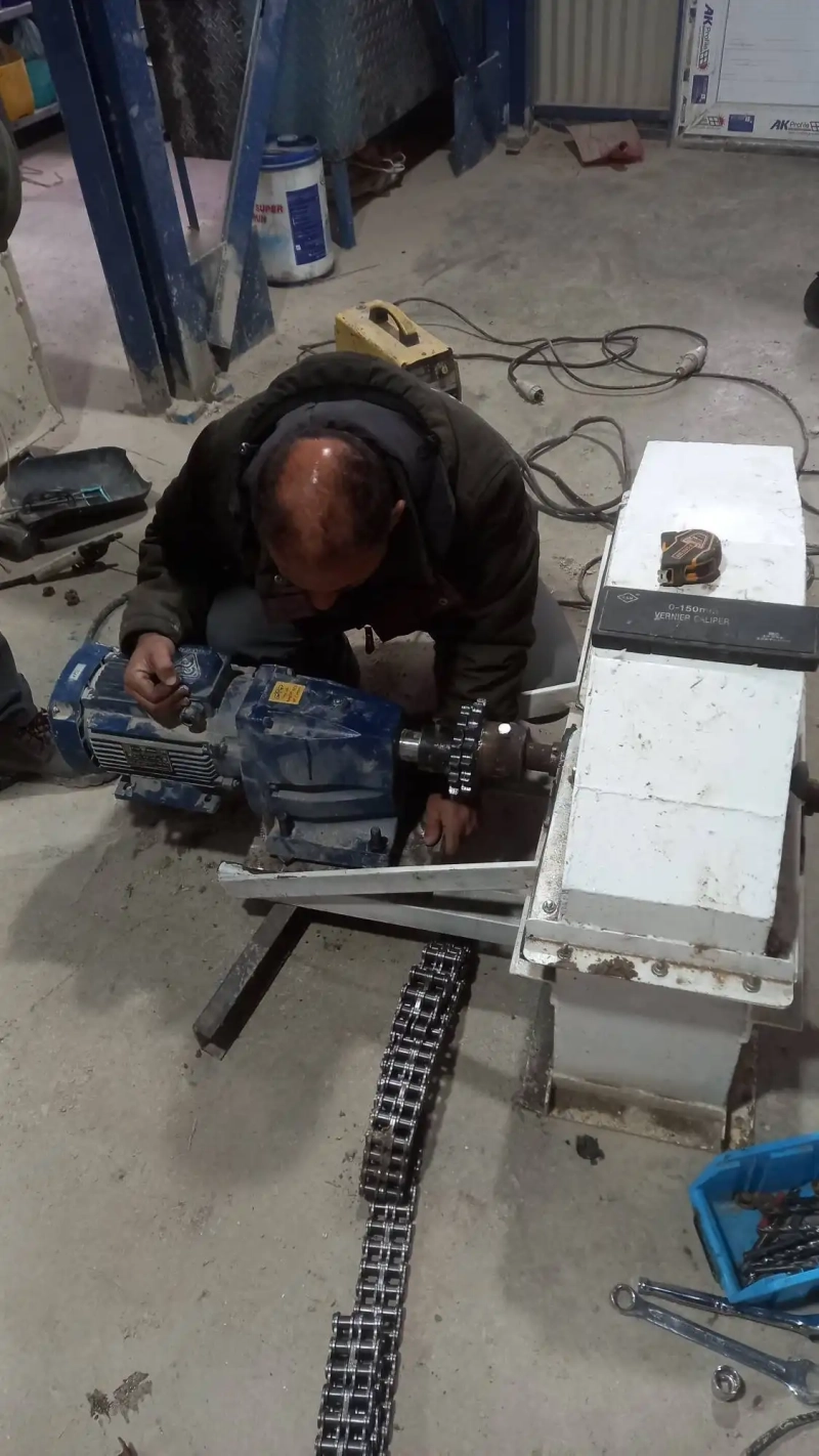 عملیات نصب و کوپل کردن الکتروموتورهای الواتور و اوگر زیر میکسر کارخانه خوراک شرکت ملاردشیر