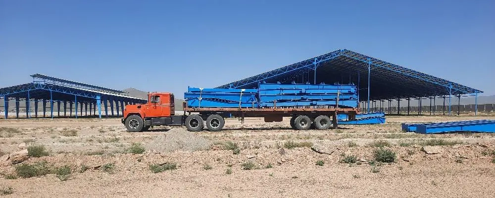 دومین مرحله عملیات بارگیری، حمل و تخلیه قطعات سوله تلیسه‌های پروژه 6 هزار رأسی ملایر