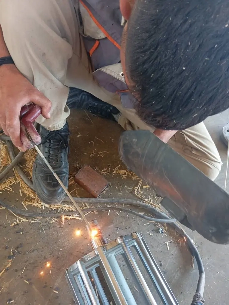 اجرای عملیات سرویس نوار کانوایر خروجی یونجه‌کوب