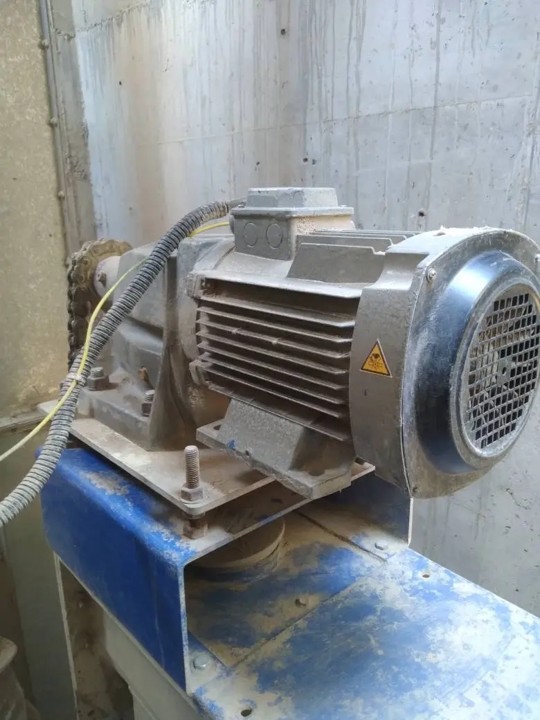 اجرای عملیات تمیزکاری موتورگیربکس فیدر تخلیه هاپر 500 در کارخانه تمام‌اتوماتیک خوراک