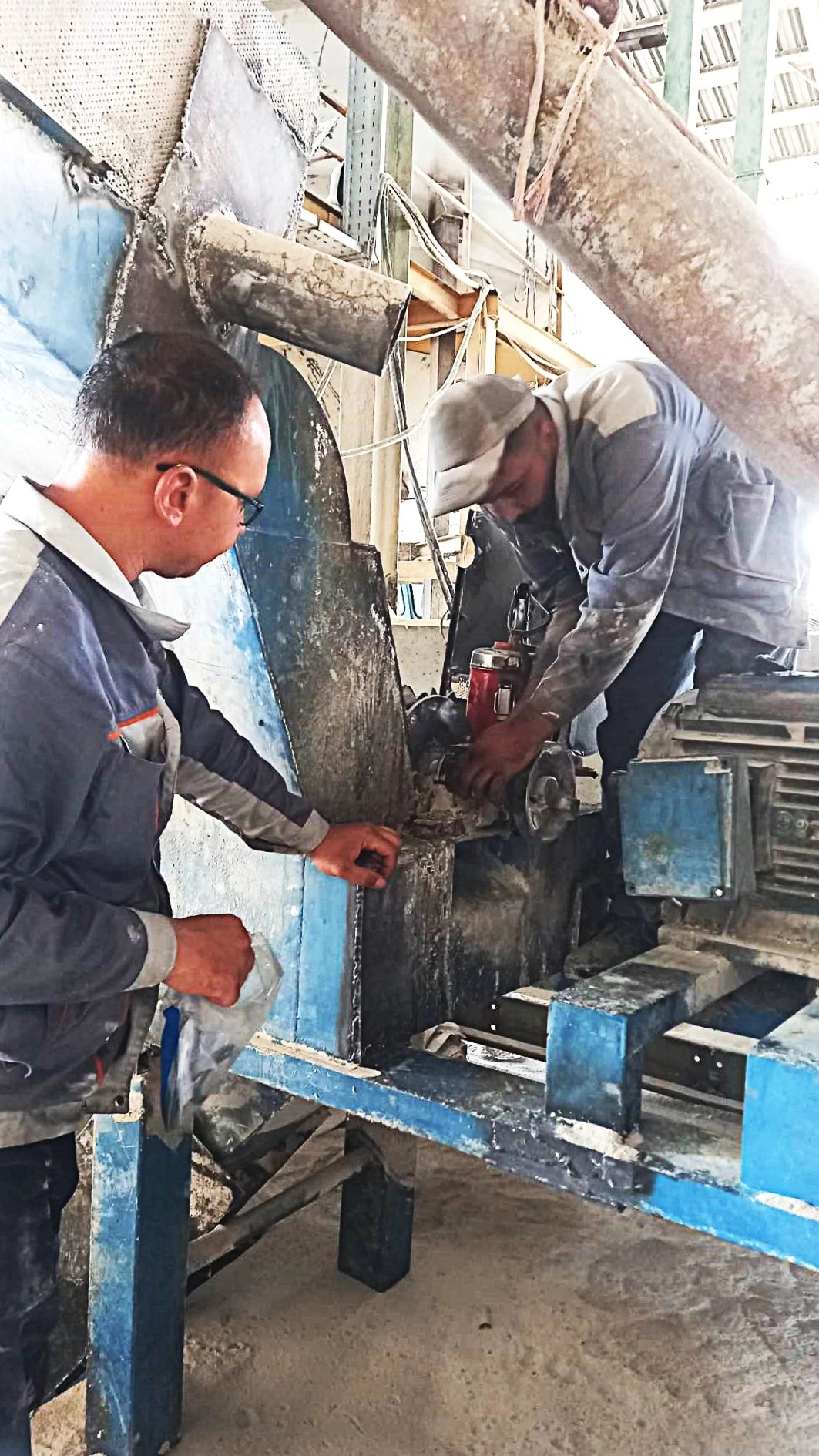 در راستای پایش و نگهداری دورهای تجهیزات خطوط فرآوری خوراک یاتاقانهای آسیاب جو کارخانه خوراک ملاردشیر سرویس شد