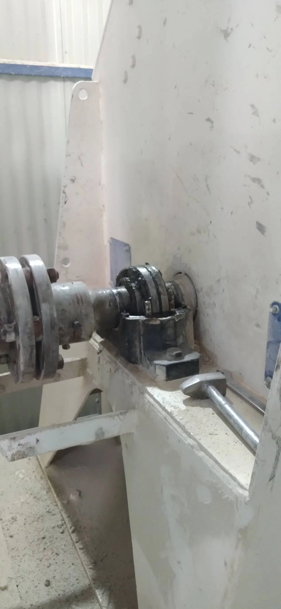 ارتقای پایداری خطوط تولید با سرویس دورهای یاتاقانهای آسیابهای جو و ذرت کارخانه خوراک ملاردشیر