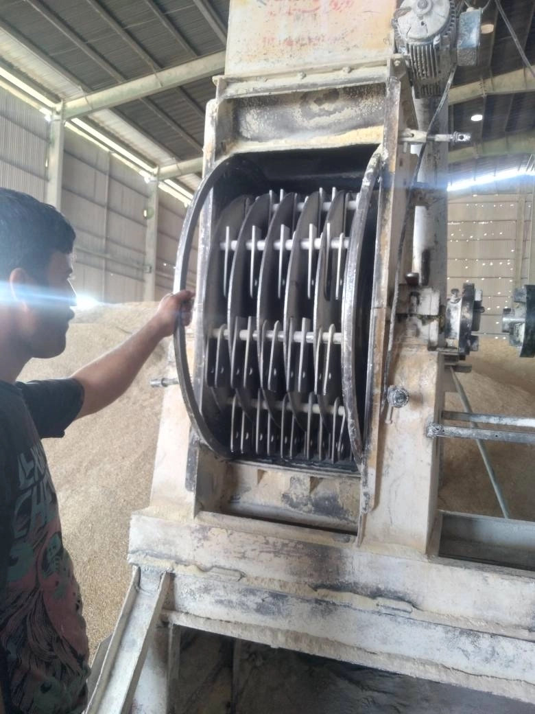 اجرای عملیات اورهال و تعویض توری آسیاب جو در کارخانه خوراک دام ملارد شیر
