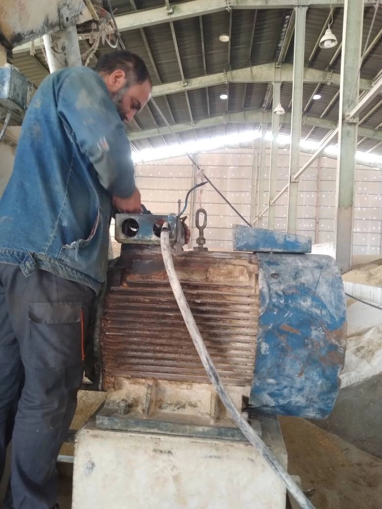 تجهیز و راه‌اندازی الکتروموتور جدید در خط آسیاب جو کارخانه خوراک ملاردشیر