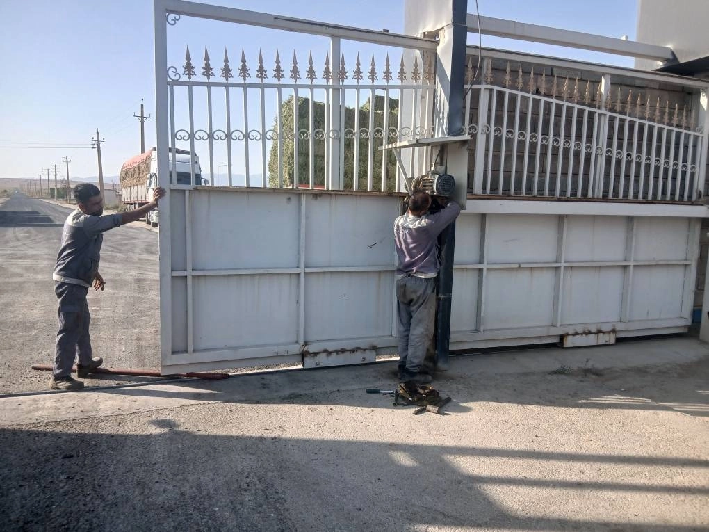 روانسازی تردد با بهسازی مکانیکی درب ورودی اصلی شرکت ملاردشیر